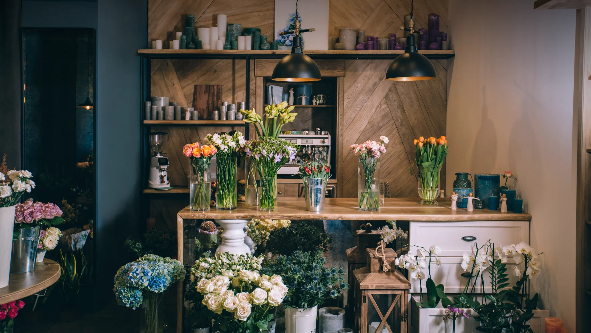 Blomsterbutik med vaser