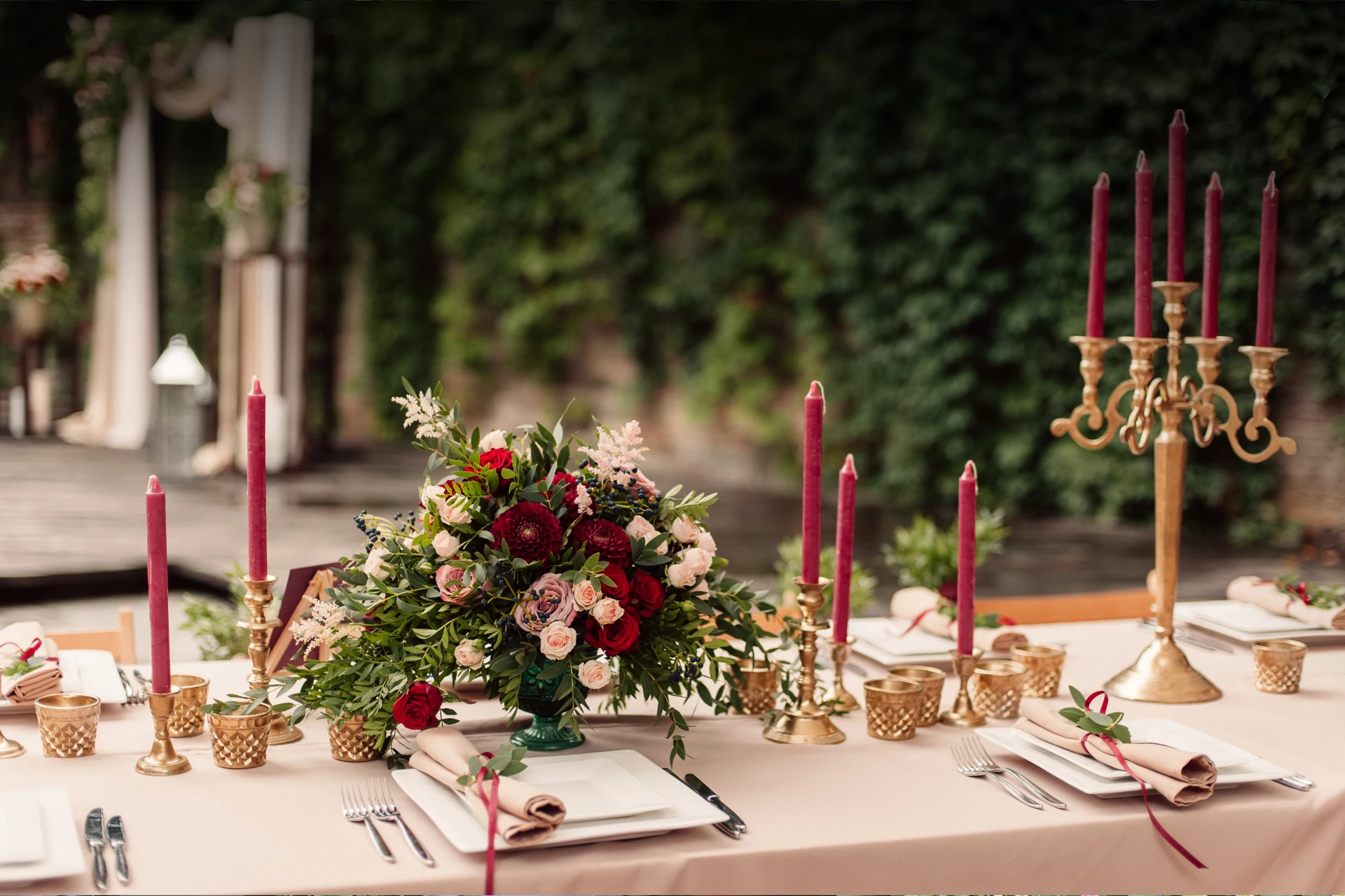 Bröllopsdukning med blommor och ljus